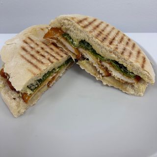 Campero filetes empanados, pimientos fritos y alioli