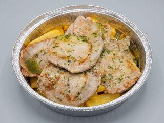 Filetes de cerdo con patatas y aceito ajo y perejil