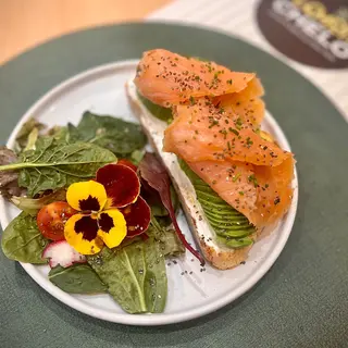 Combo De Salmon Gravlax Toast