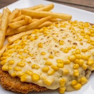 Milanesa con crema de choclo