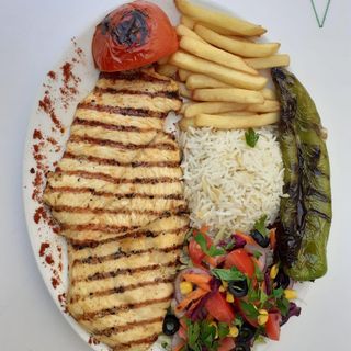 Filete De pollo con patatas y aroz y ensalada