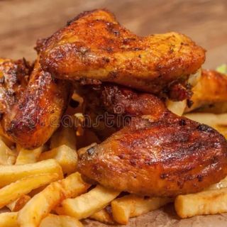 Chicken wings (6 pieces) with chips and ketchup