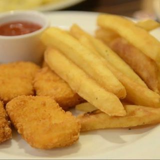 Chicken nuggets (6 pieces) with chips and ketchup