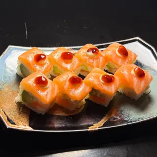 Uramaki queso aguacate y salmón 8u
