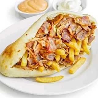Donner kebab (patatas fritas dentro)