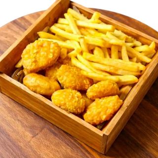 Nuggets de pollo 6 uds) con patatas fritas
