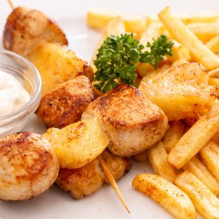 Brochetas De Pollo y Patatas Fritas.