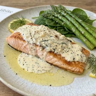 Salmón del Atlántico cremoso con limón y hierbas