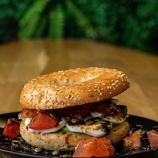 Bagel De Hummus Y Huevo