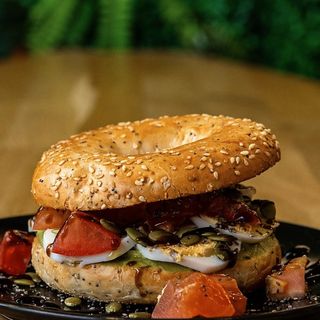 Bagel De Guacamole Y Pollo