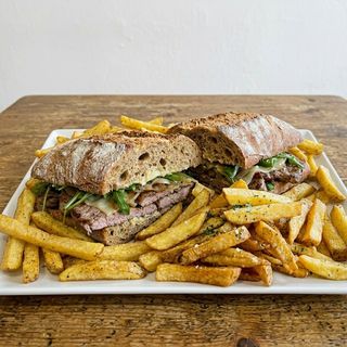 Menú Bocadillo Con Patatas Y Más Patatas