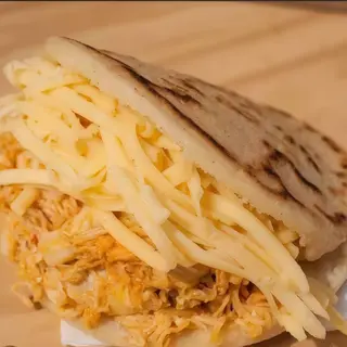 Arepa de pollo y queso
