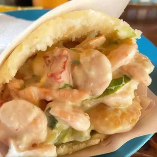 Arepa de gambas y aguacate