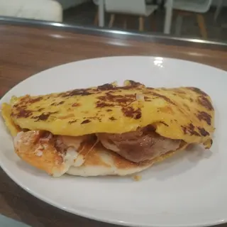 Cachapa con queso y cerdo