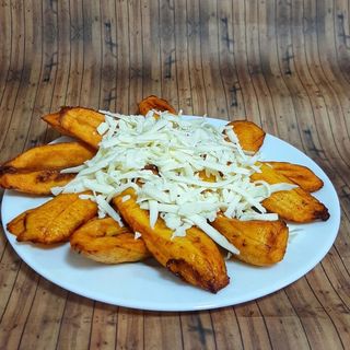 Tajada de maduro con tiras de queso