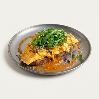 Tostada De Huevos Revueltos, Rúcula Y Dukkah