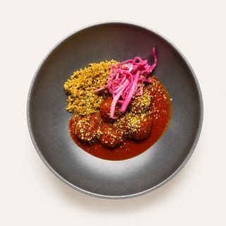 Bowl de albóndigas, quinoa y encurtidos • 34g proteína
