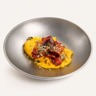 Bowl de huevos revueltos y bacon