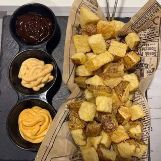 Patatas Bravas Con Tres Salsas