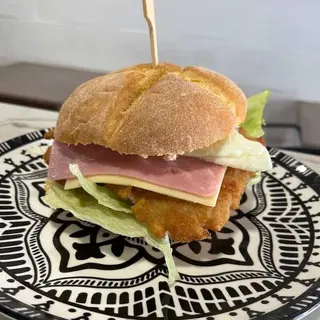 Sándwich De Milanesa Especial con patatas fritas