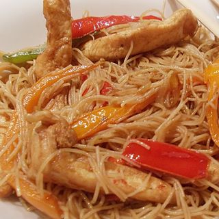 Fideos Fritos Con Pollo