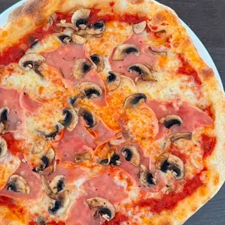 Pizza De Jamón Y Champiñones
