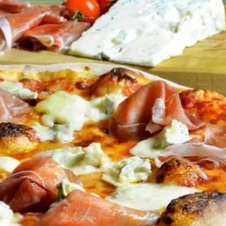 Pizza Zola y jamón Serrano