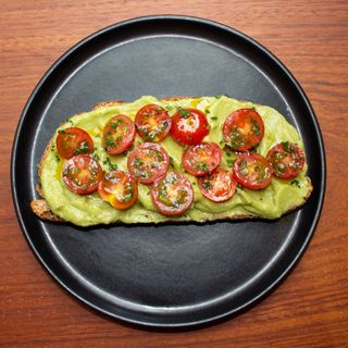 Tostada De Tomate, Aguacate y Cherrys