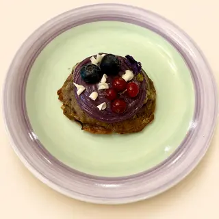 Cookie de mora, arándanos y flor de violeta