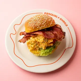 SANDWICH WITH SCRAMBLED EGGS AND BACON