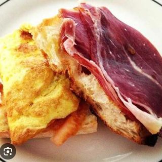 Bocadillo de tortilla francesa