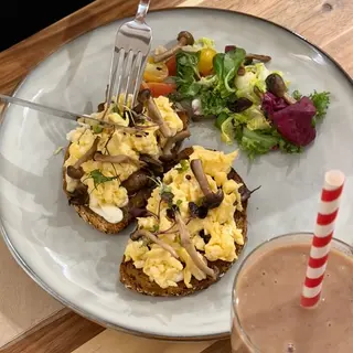 Tostada de Setas con Mantequilla de Miso