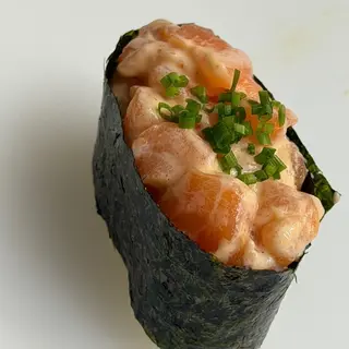 Nigiri Gunkan Salmón Spicy (1 Pz.)