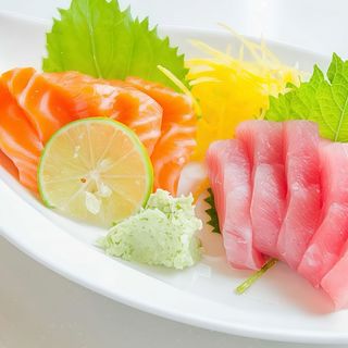 107.  Sashimi atún y salmón (10 Pzs.)