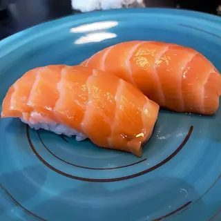 73.  Sushi de salmón (2 Pzs.)