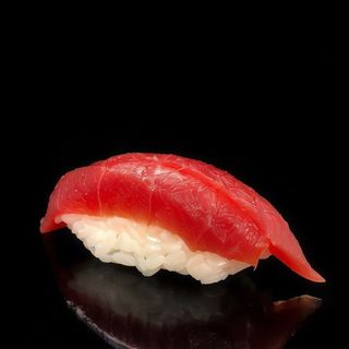 74.  Sushi de atún (2 Pzs.)