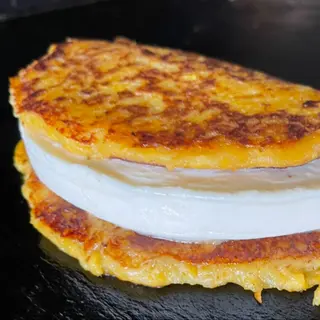 Cachapa con Doble Queso de Mano