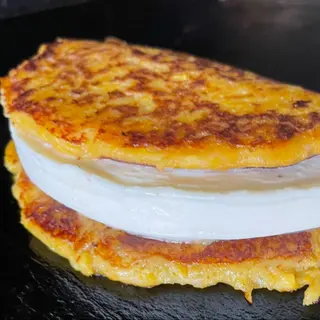 Cachapa con Queso de Mano + Jamón
