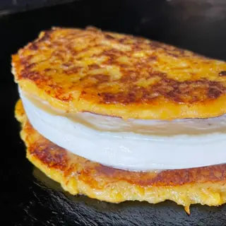 Cachapa con Queso de Mano + Chorizo