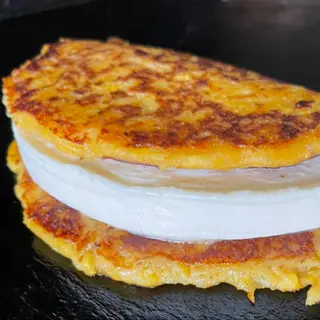 Cachapa con Queso de Mano + Chuleta Ahumada (Cerdo)