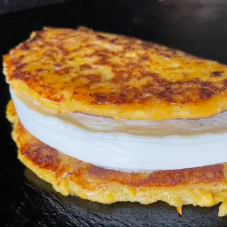 Cachapa con Queso de Mano + Salchicha