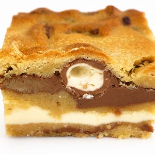 Porción Cookie Pie de Schoko Bons y Kinder