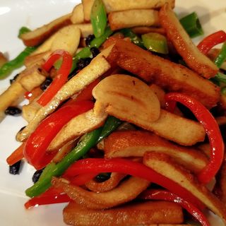 Tofu ahumado salteado con pimientos