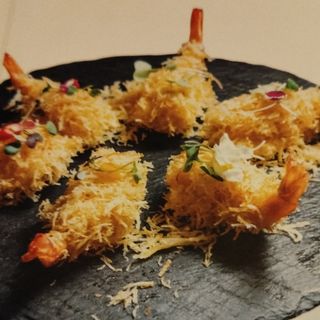 Langostinos crujientes con verduras y salsa mayo