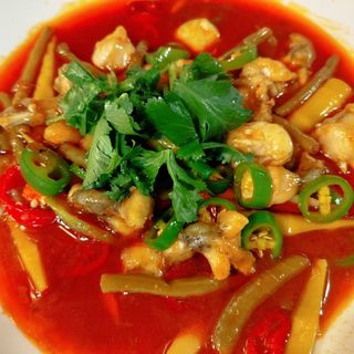 Ranas con pimientos encurtidos picantes