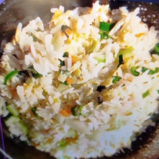 Arroz frito con verduras y huevos