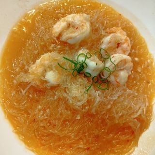 Langostinos con fideos de soja y ajos triturados
