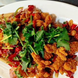 Crujientes de pollo con guindilla de SICHUAN y cacahuetes