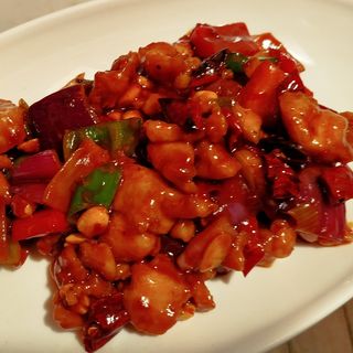 Pollo salteado con salsa gongbao y cacahuetes
