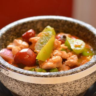 Pollo salteado con pimientos encurtidos